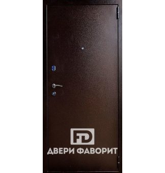 Металлическая уличная дверь отделана цинкогрунтом